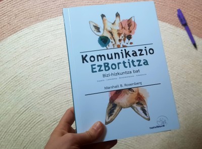 'Komunikazio EzBortitza' liburua euskaratu du Txatxilipurdik